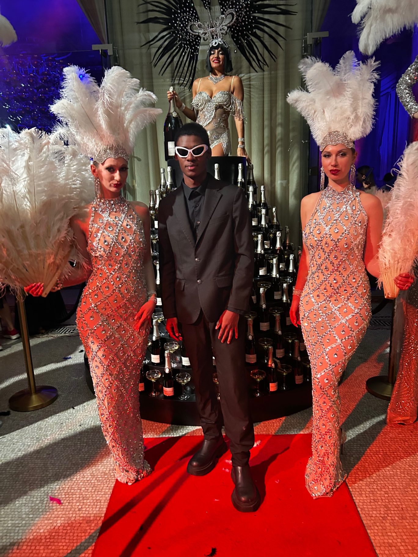 Champagne gala, showgirls